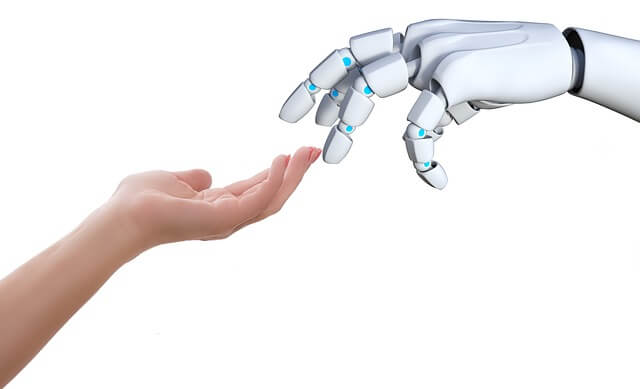 mensch und roboter hand in hand