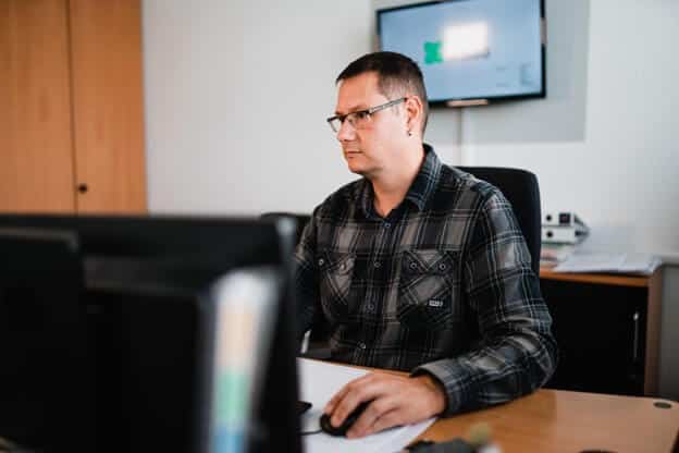 Handwerker plant seine Selbständigkeit am Computer