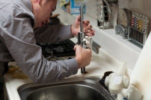 installateur in der küche armatur
