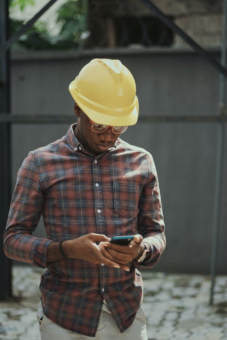 handwerker mit handwerker app auf smartphone